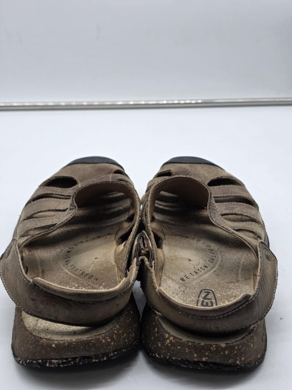 Keen Sandals Shoes Mens Size 10.5 Brown Leather Fisherman Hook Loop Damage - Picture 9 of 13